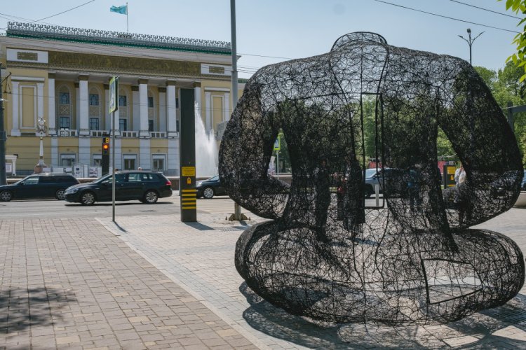 В Алматы открыли необычный арт-объект «Қара Шапан»