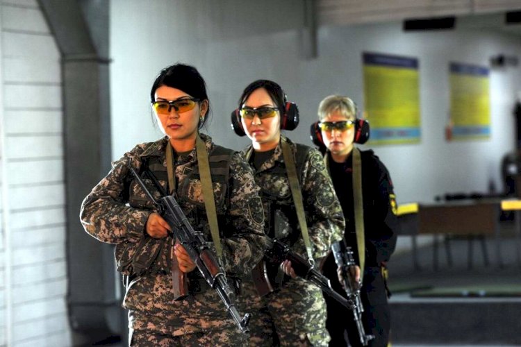 В Казахстане порядка семи тысяч женщин проходят воинскую службу по контракту