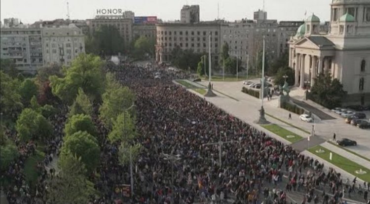 В Белграде на акцию протеста вышли десятки тысяч людей