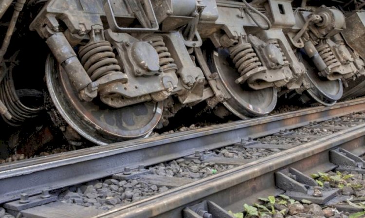 Вагоны грузового поезда сошли с рельсов в Шымкенте
