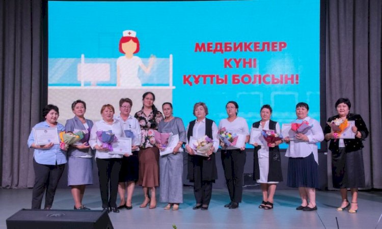 В Алматы поздравили медработников с Днем медицинской сестры
