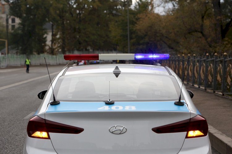 Два автомобиля с оружием задержали полицейские в Алматы