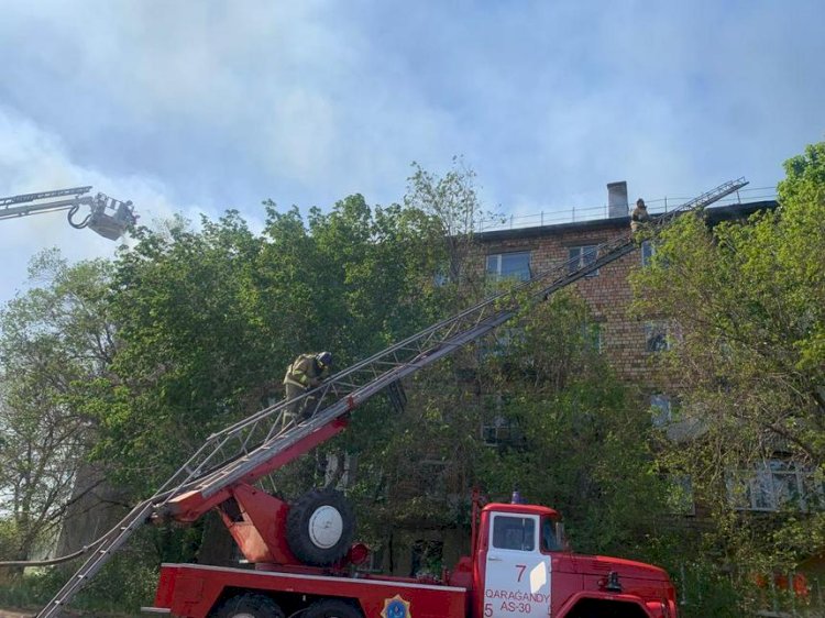 В Караганде пожарные тушат охваченную огнем крышу жилой пятиэтажки