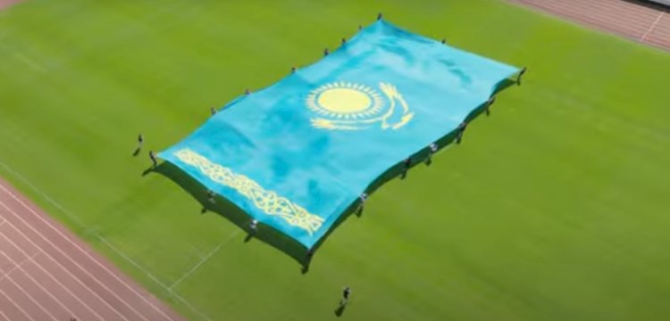Самый большой флаг Казахстана развернули в Финляндии