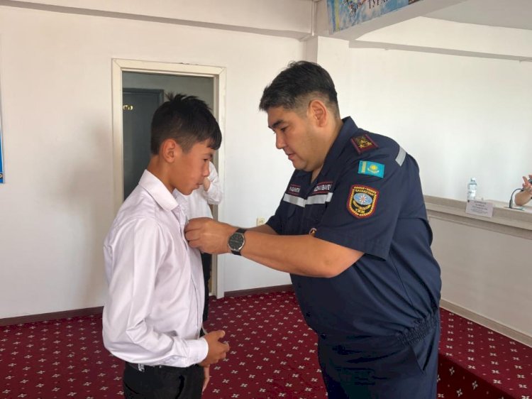 В Шымкенте наградили двух старшеклассников, спасших 6-летнего мальчика
