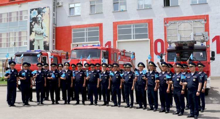Пожарный Вадим Кравцов на казахском языке поздравил личный состав с Днем госсимволов