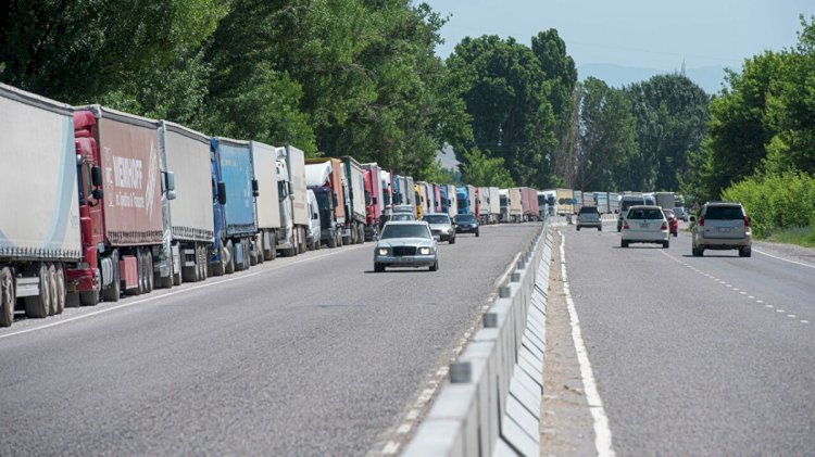 Скопление фур наблюдается на казахстанско-кыргызской границе