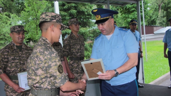 В Алматы солдатам вручили сертификаты на бесплатное обучение в вузах