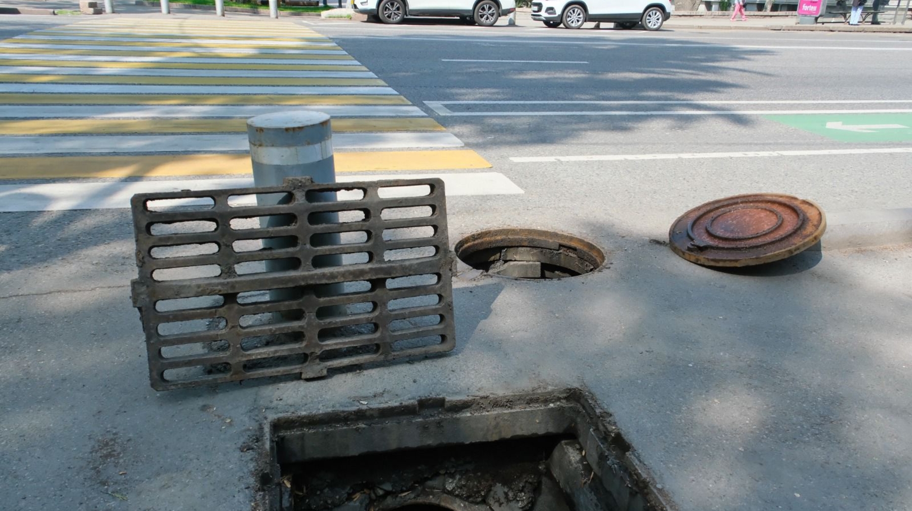 Горе люковое: в Алматы из-за участившихся краж канализационных люков засоряется канализация