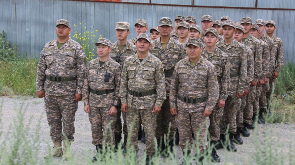 С военным оркестром встретили в Таразе солдат, участвовавших в борьбе с паводками 