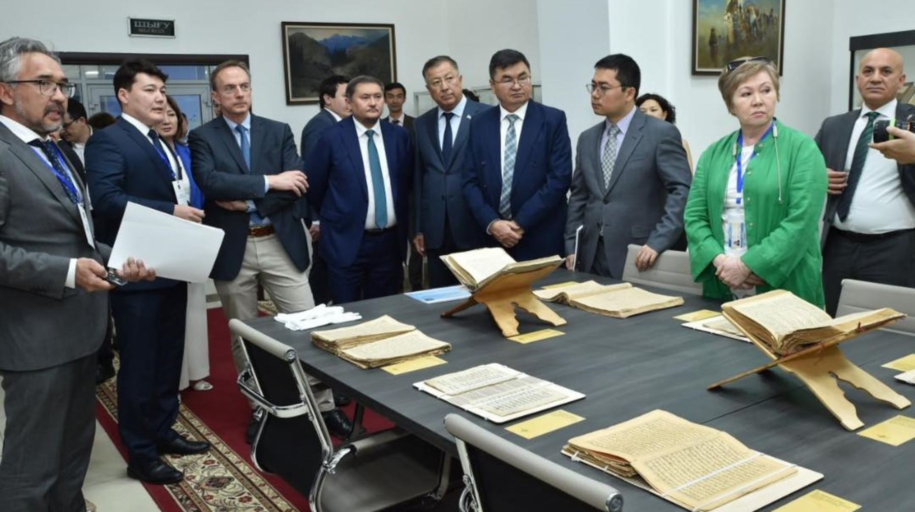 Министр ознакомился с фондом редких книг и рукописей библиотеки Аль-Фараби