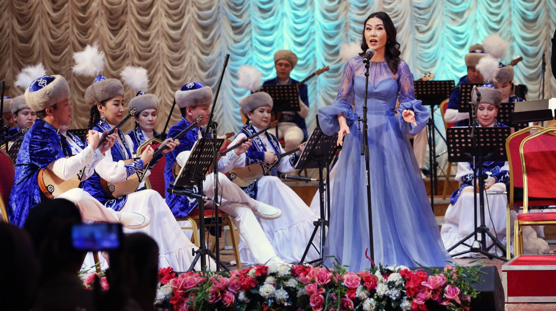 Оркестр «Отырар сазы» выступил в честь Дня государственных символов в Алматы