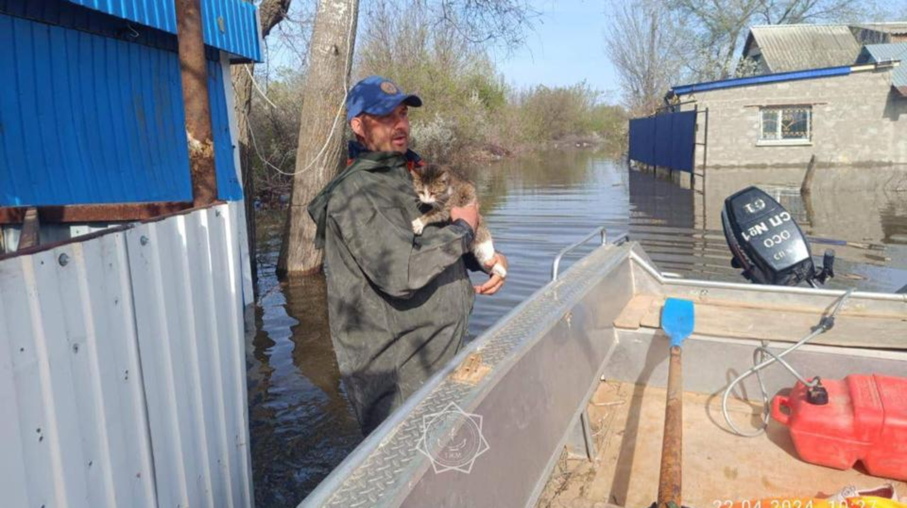 На западе Казахстана продолжают откачивать воду из затопленных домов 