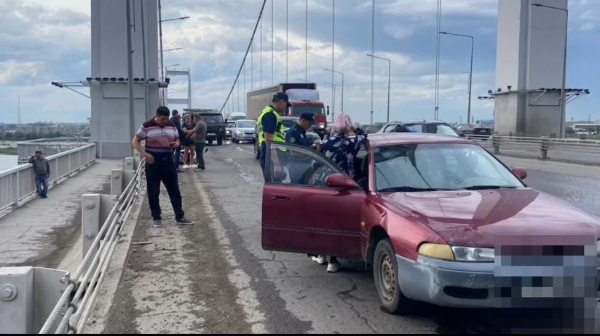 Водитель мопеда спровоцировал цепь столкновений на подвесном мосту в Семее