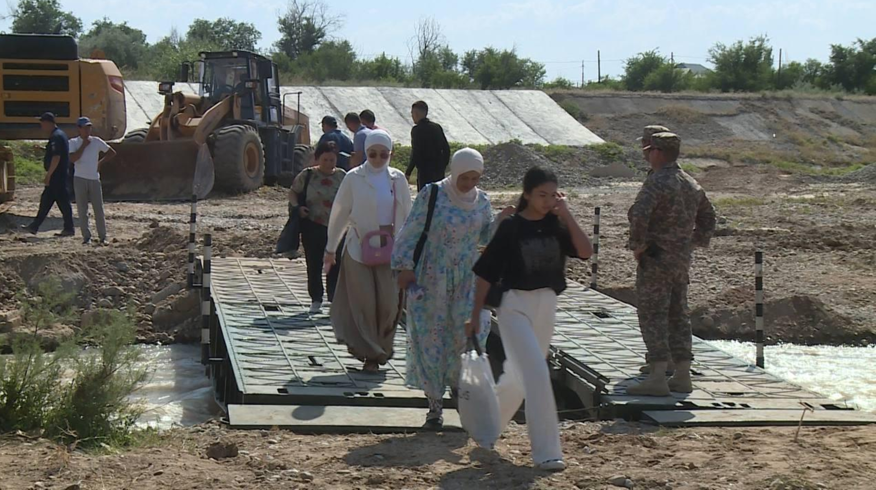 В Шымкенте военнослужащие восстановили мост