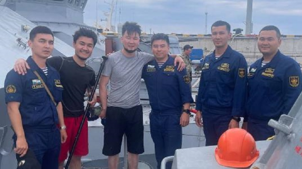 Казахстанские моряки спасли людей, унесенных в открытое море