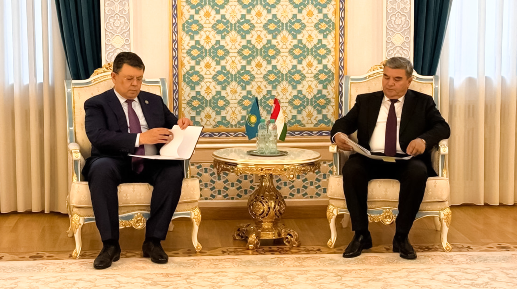 Регулирование трансграничных вод и сохранение Арала обсудил Бозумбаев в Душанбе