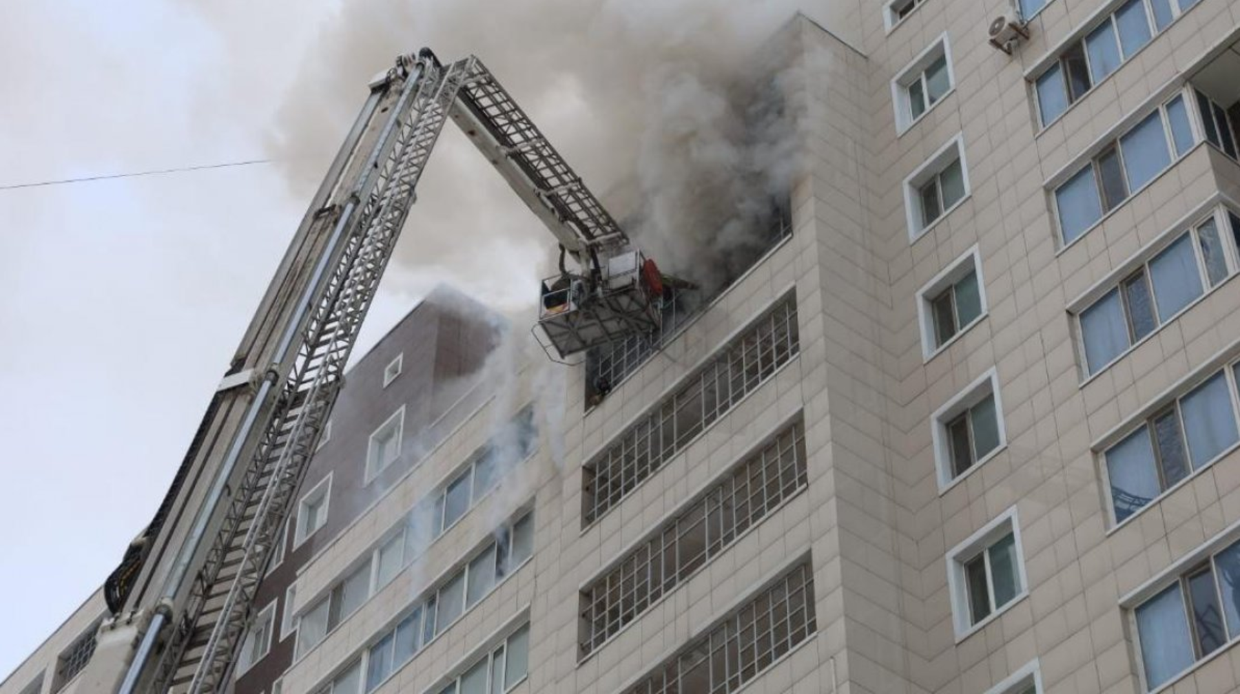 Полицейские помогли вывести жильцов из горящей многоэтажки в Астане
