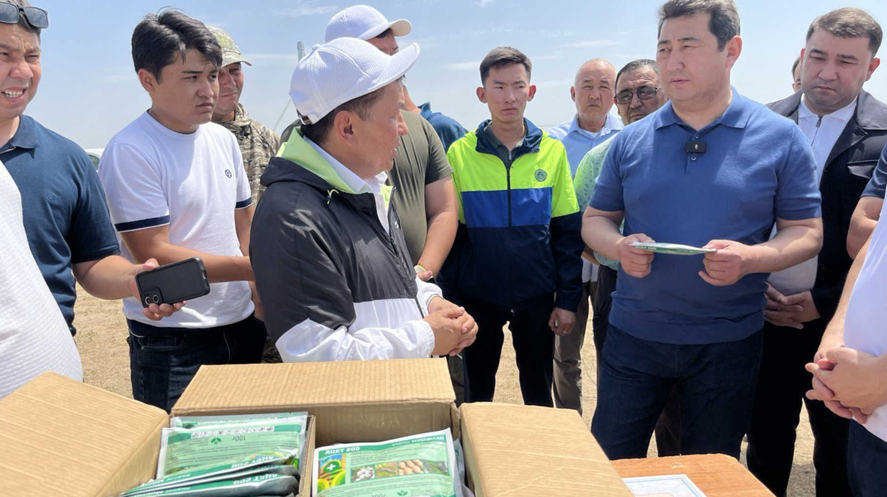 Более 2,5 тыс. человек задействованы в борьбе с саранчой на юге Казахстана