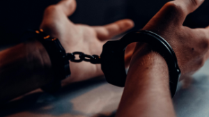 Карманника, вытащившего кошелек из сумки пассажирки автобуса, задержали в Караганде  