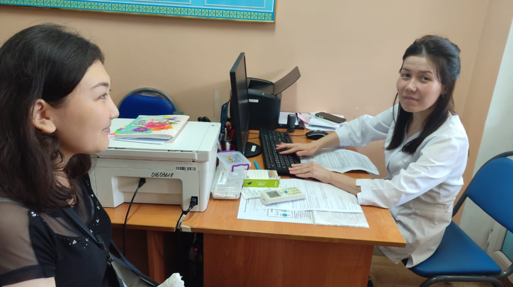 Алматинские пенсионеры из Центра активного долголетия душевно благодарят медиков