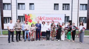 Около 100 молодых врачей получили ключи от квартир в Караганде 