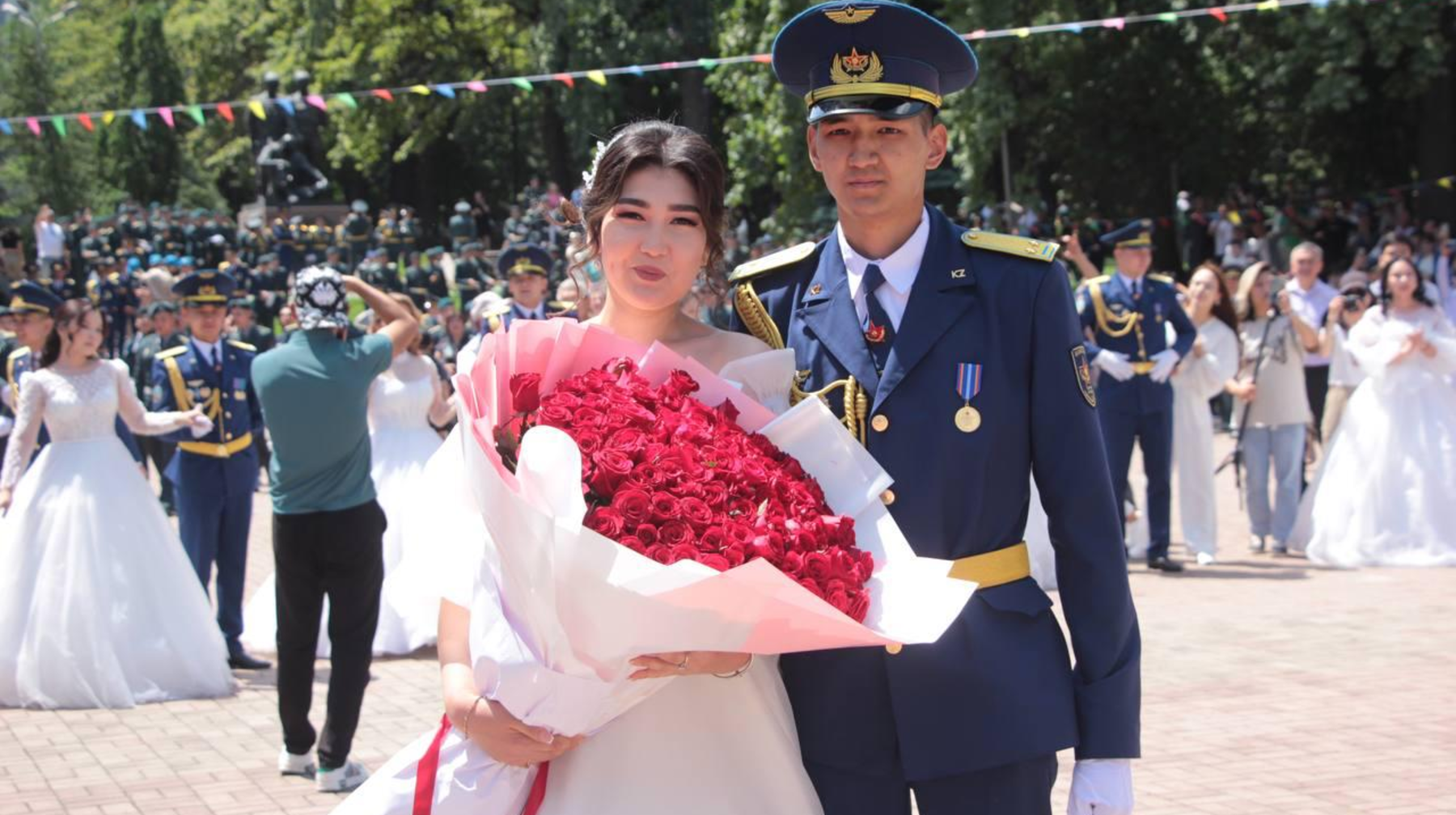  Предложение девушке сделал курсант на церемонии выпуска в Алматы 