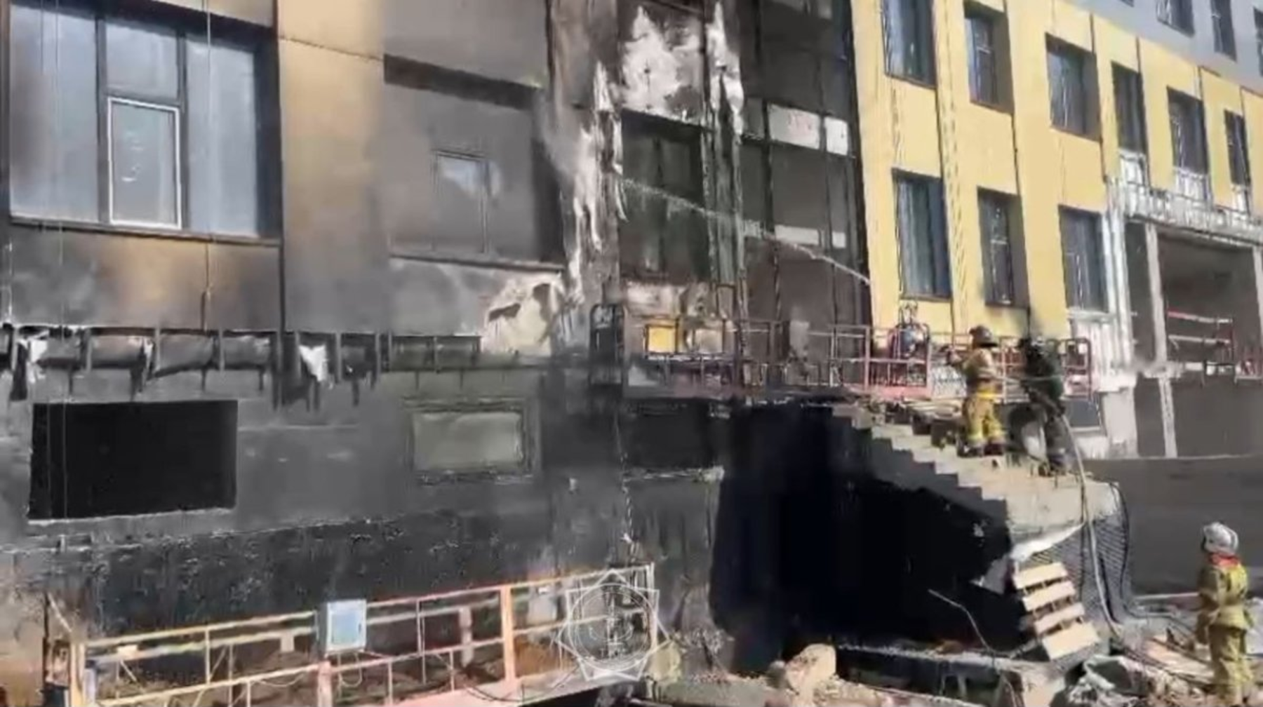 Здание строящейся школы загорелось в Астане 