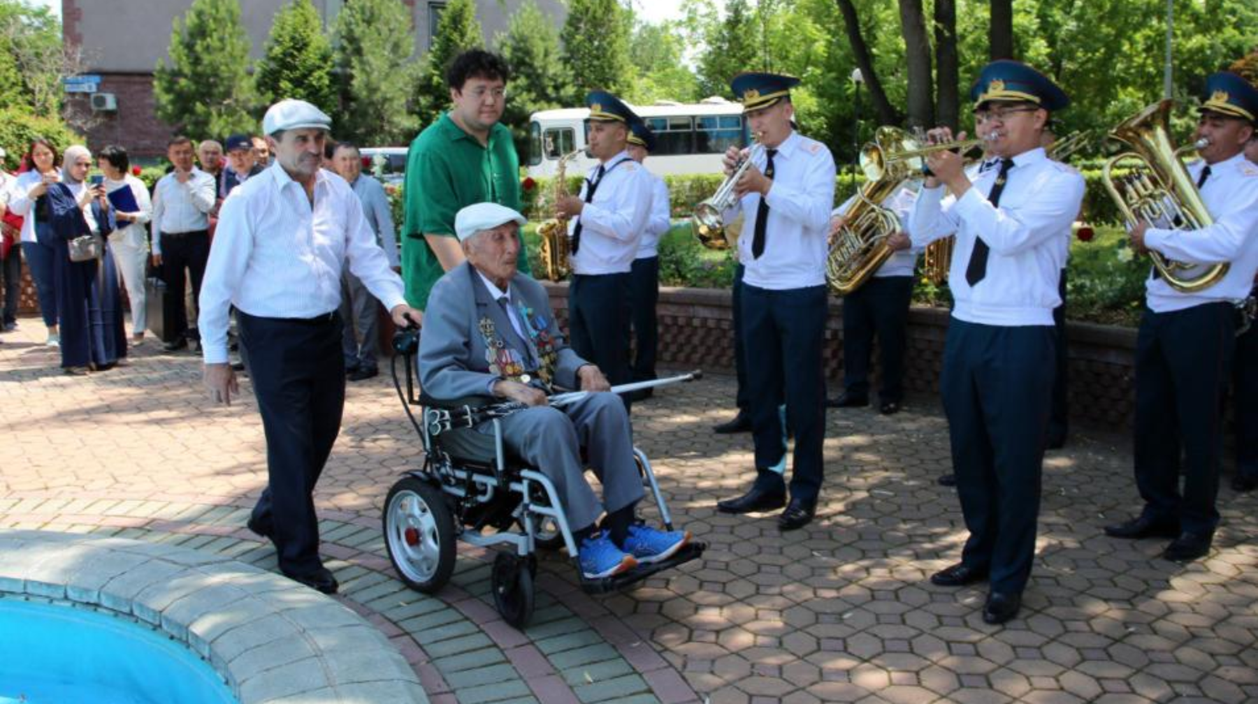 Военнослужащие поздравили ветерана войны Шангерея Жаныбекова с вековым юбилеем