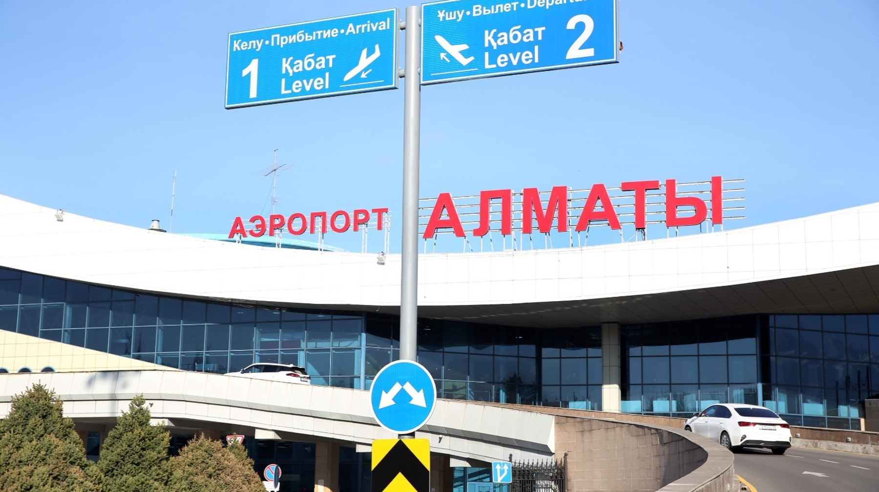 На территории аэропорта Алматы перекроют парковки 