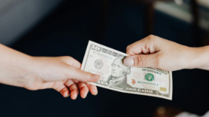 Хотела откупиться: крупную взятку предложила проверяющим директор спиртзавода в Шымкенте