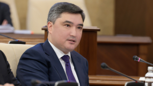 Бектенов пообещал до наступления холодов заселить в новое жилье всех пострадавших от паводка казахстанцев  