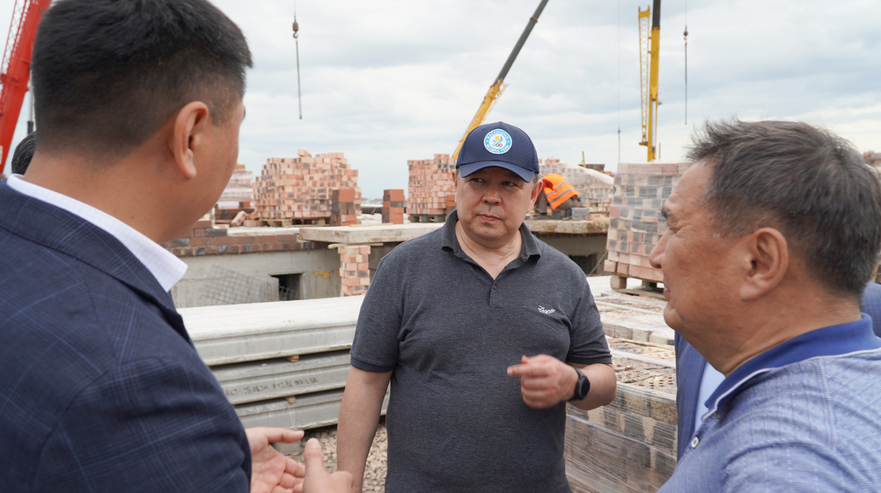 Бозумбаев проверил строительство домов после паводков в Акмолинской области