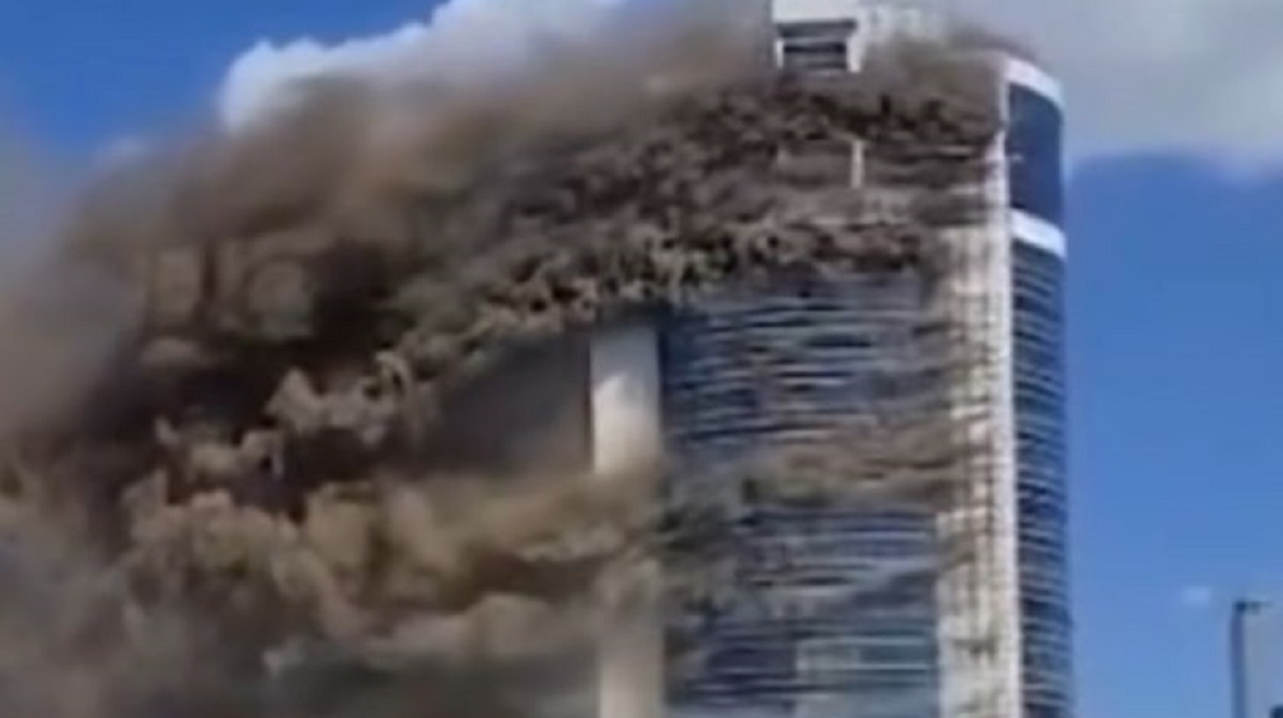 В Астане горит высотное здание в районе "Хан-шатыр"