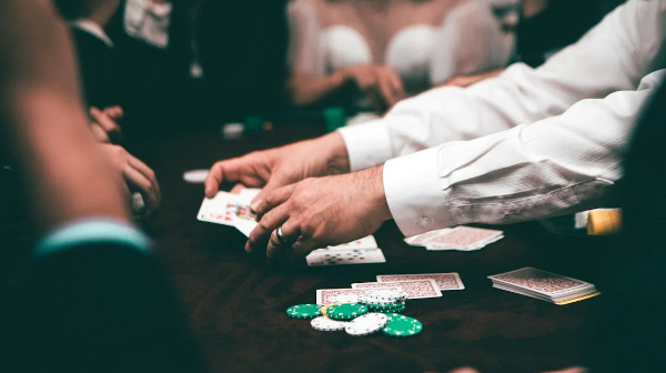 Рабочая группа одобрила запрет азартных игр для чиновников и людей в погонах  