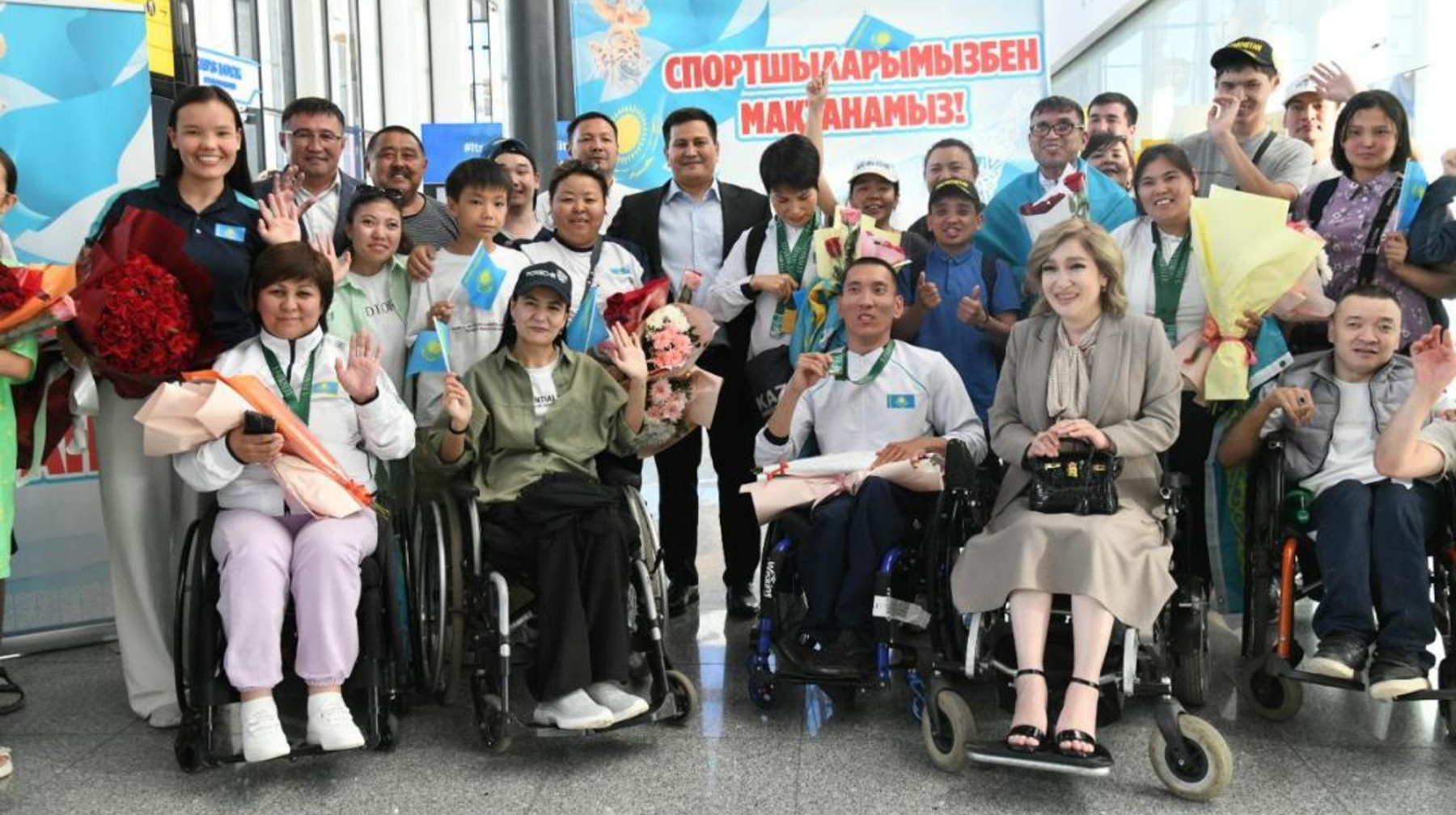 В аэропорту Астаны приветствовали победителей IV инклюзивного чемпионата мира по пара каратэ