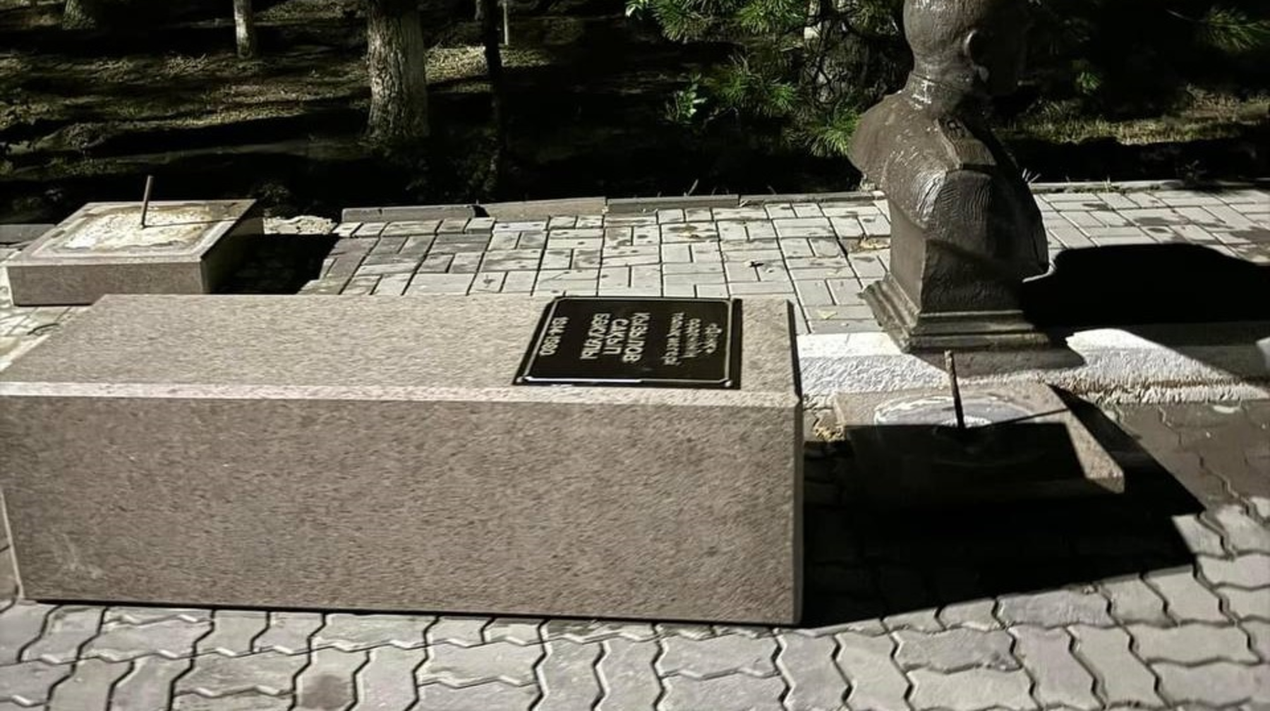 Семилетнюю девочку насмерть придавило памятником в Атырау 
