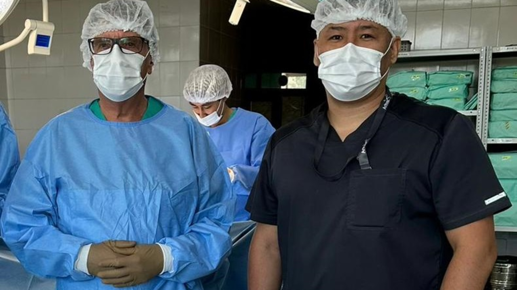 Совместная операция зарубежных и алматинских врачей спасла казахстанку от инвалидности