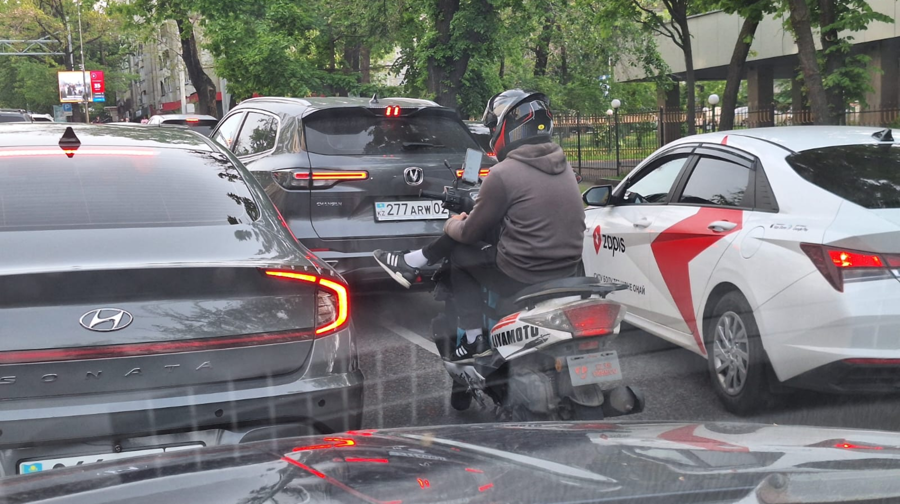 Лихачей на мопедах показала полиция Алматы