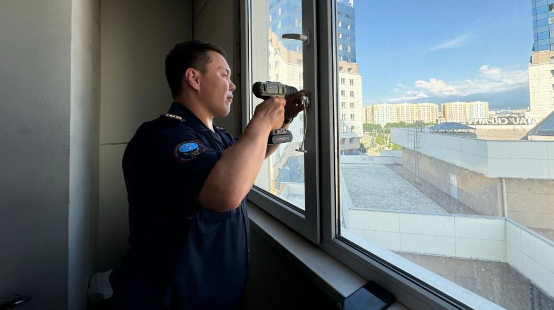 На окна многодетной семьи в Алматы установили блок-ограничители