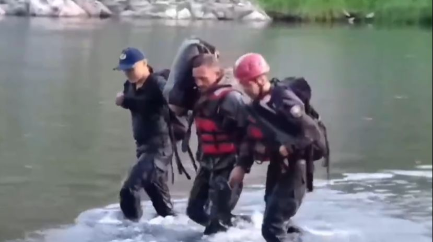 Спасатели спустили со скалы туриста в ВКО 