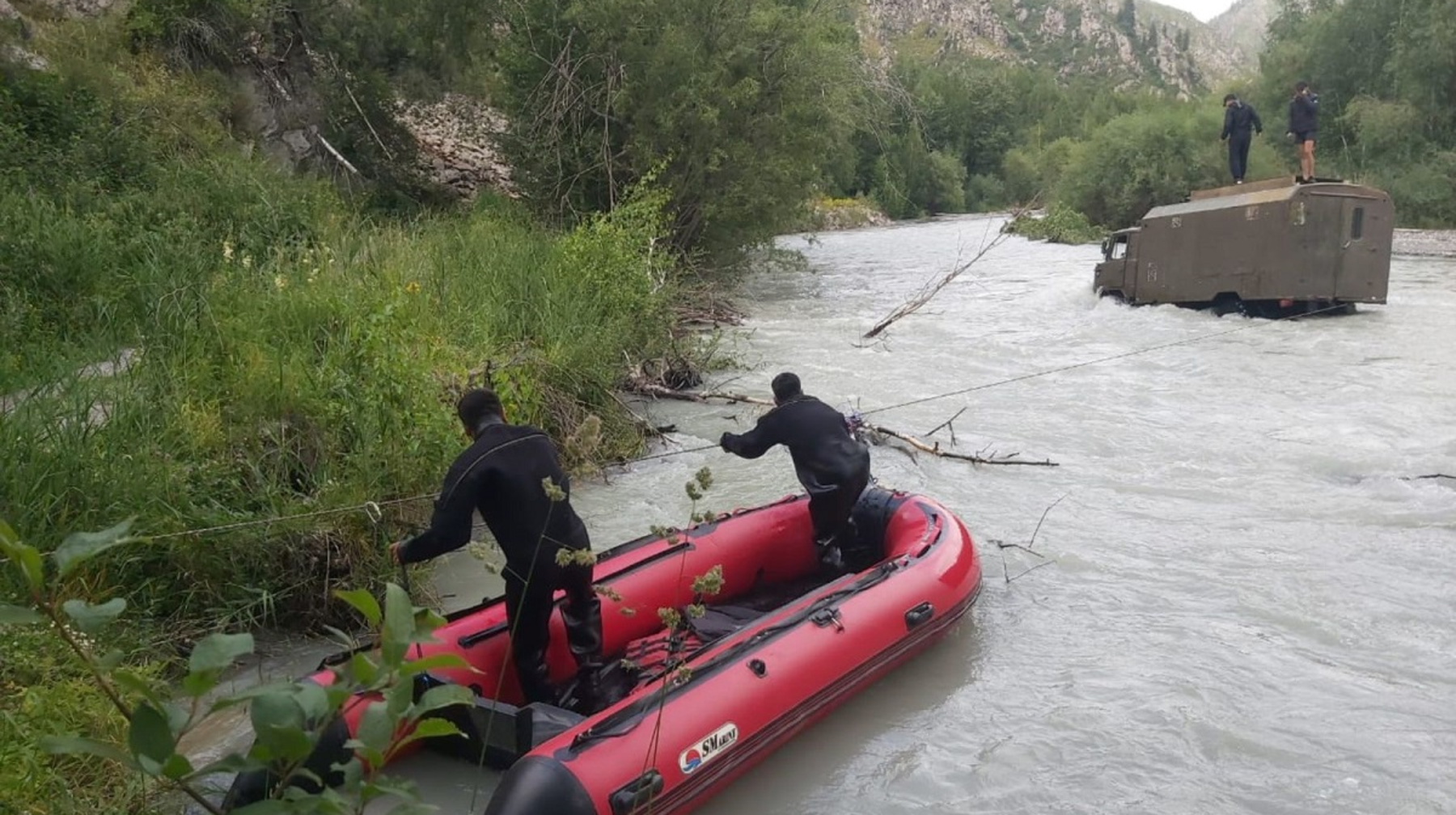 Туристы на трех грузовиках застряли посреди реки в области Жетісу