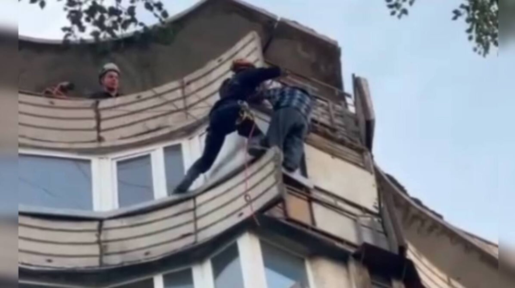 Висевшего на восьмом этаже павлодарца спасли полицейские 