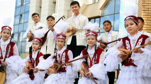 Как алматинцы отмечают День домбры