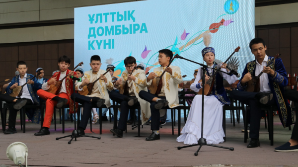  В Бостандыкском районе Алматы отметили Национальный день домбры – фоторепортаж