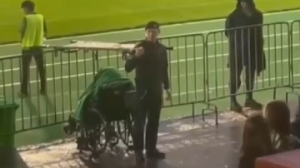 Видео с полицейским, укрывшим зрителя футбольного матча от дождя, завирусилось в сети