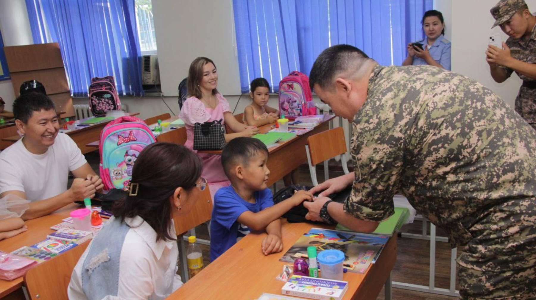 В Алматы для детей военнослужащих провели акцию «Дорога в школу»