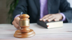 Из-за кражи 200 тысяч тенге у иностранца директор центра трудовой мобильности получил срок