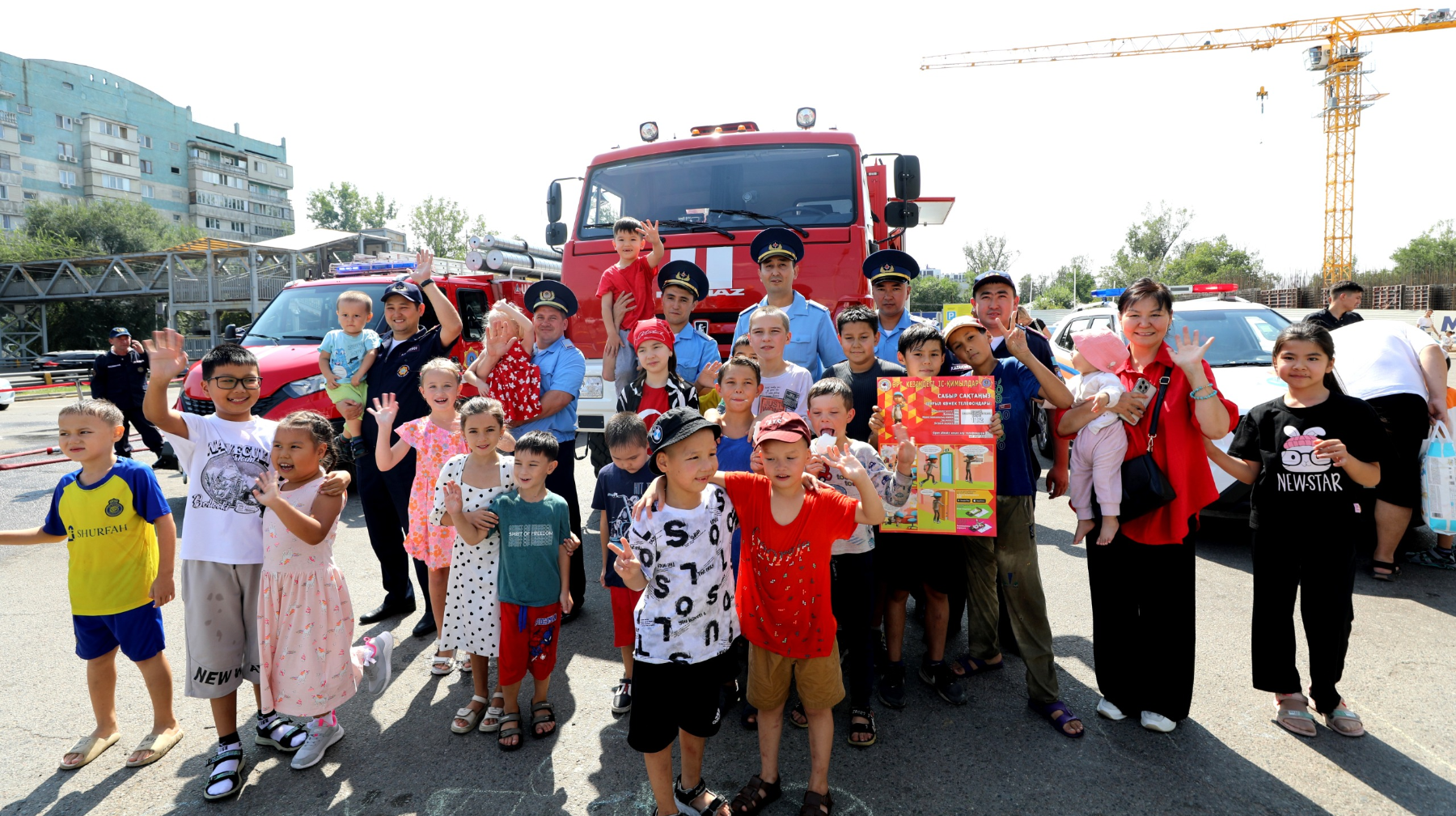 В игровой форме обучали детей правилам пожарной безопасности спасатели ДЧС Алматы