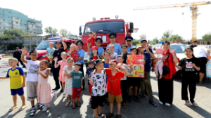 В игровой форме обучали детей правилам пожарной безопасности спасатели ДЧС Алматы